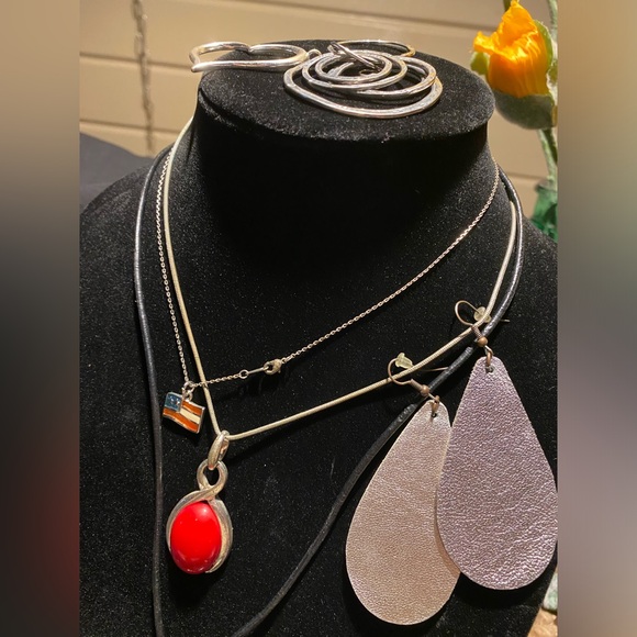 Fashion jewelry bundle 3 necklaces, 2 extra pendants, 1 pair of earrings. - Picture 3 of 10